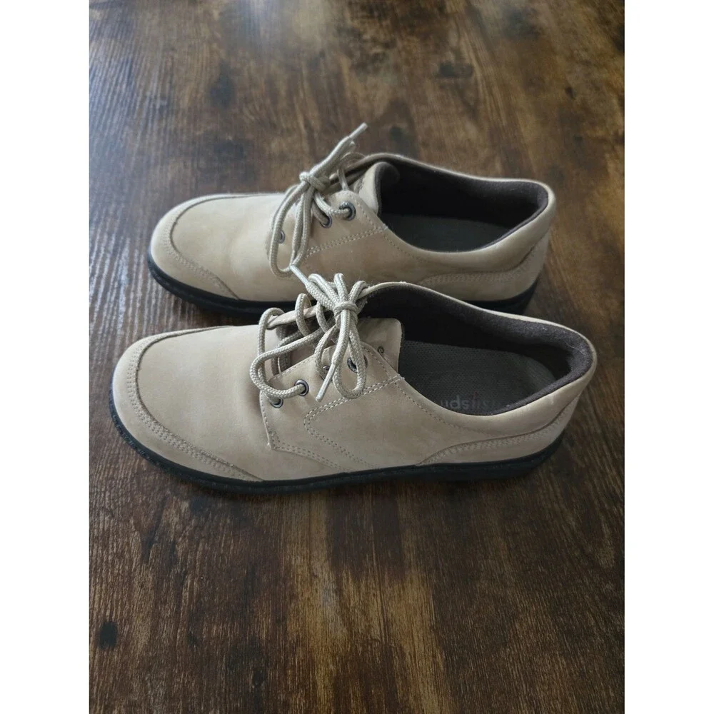 Women's Easy Spirit low top Size 8 Tan Suede lace up Sneakers